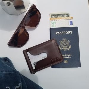 Minimalist Leather Wallet with Gunmetal Mo…